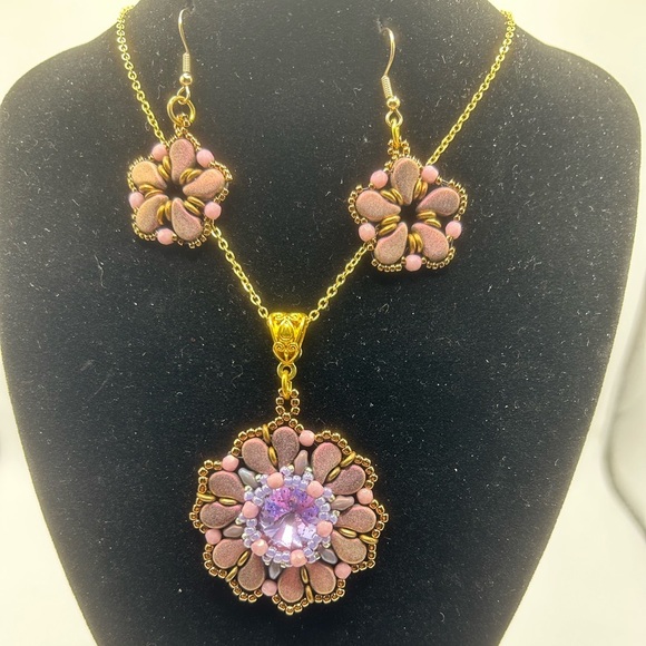 Elegant Gold and Purple Pendant Necklace - Picture 1 of 2